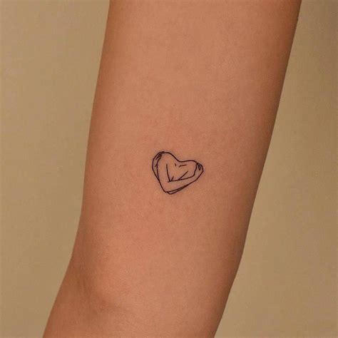 tatuaje de corazon pequeño|Tatuajes pequeños de corazones, más de 25 diseños。